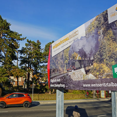 Das neue Werbeschild steht direkt gegenüber vom Bahnhof Hainsberg an der Dresdner Straße.