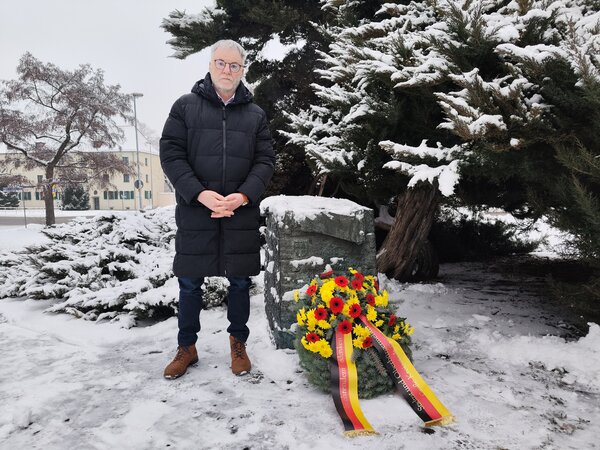 Oberb�rgermeister Uwe Rumberg legt einen Kranz am Denkmal am Platz des Friedens nieder.