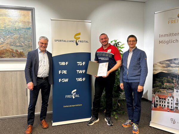 �bergabe des neuen Sponsoren-Vertrags