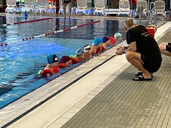 Hier lernen die Kinder schwimmen.