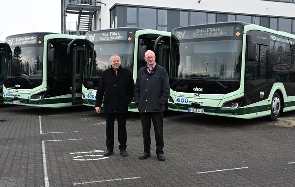 Landrat Michael Geisler und RVSOE-Chef Uwe Thiele vor den neuen Bussen