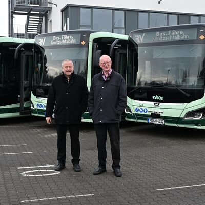Landrat Michael Geisler und RVSOE-Chef Uwe Thiele vor den neuen Bussen