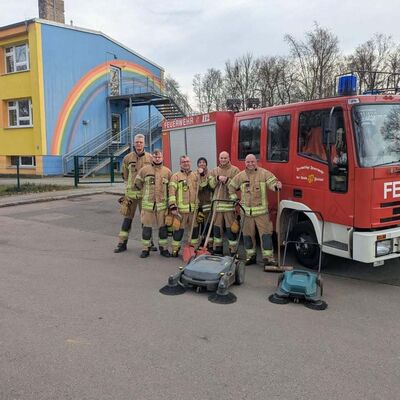 Gruppenbild nach M�llsammelaktion