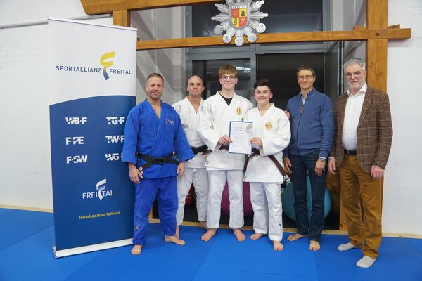 �bergabe der F�rder-Urkunde an die Sportler und Trainer