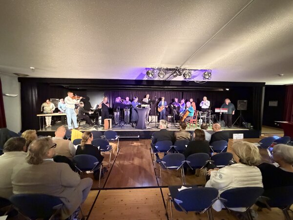 Zum Festkonzert anl�sslich 70 Jahre Musikschule musizieren die Lehrerinnen und Lehrer