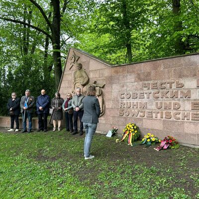 Kranzniederlegung am 8. Mai 2026 am Mahnmal Platz der Jugend