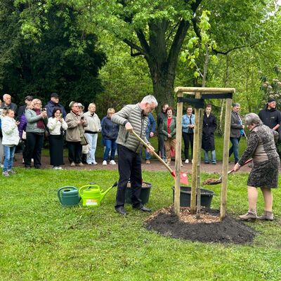 Oberb&uuml;rgermeister Uwe Rumberg und Vereinsvorsitzende Tatjana Jurk beim Pflanzen des Baumes am Platz der Jugend