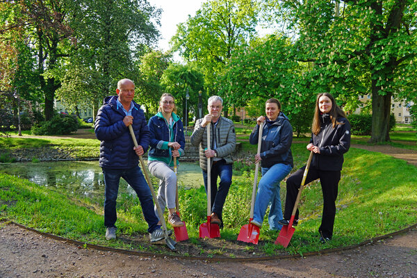 Eva Klaus vom Planungsb�ro (MAY Landschaftsarchitekten), Projektleiterin Stefanie Wieland (Stadt Freital), Oberb�rgermeister Uwe Rumberg, die Zweite B�rgermeisterin Josephine Schattanek und Jens Weishaupt von der ausf�hrenden Baufirma (Weishaupt Stra�en-