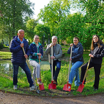 Eva Klaus vom Planungsb&uuml;ro (MAY Landschaftsarchitekten), Projektleiterin Stefanie Wieland (Stadt Freital), Oberb&uuml;rgermeister Uwe Rumberg, die Zweite B&uuml;rgermeisterin Josephine Schattanek und Jens Weishaupt von der ausf&uuml;hrenden Baufirma (Weishaupt Stra&szlig;en- 