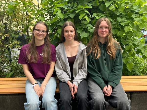 Die Sch�lerinnen Isabel Graf, Leni Bergel und Rosalie Schwarzbach (v.l.n.r.) haben sich im Unterricht kreativ mit dem Thema Umweltschutz auseinandergesetzt.