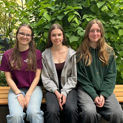 Die Sch&uuml;lerinnen Isabel Graf, Leni Bergel und Rosalie Schwarzbach (v.l.n.r.) haben sich im Unterricht kreativ mit dem Thema Umweltschutz auseinandergesetzt.