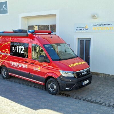 Der neue Einsatzleitwagen vor dem Standort der Stadtteilfeuerwehr am Dorfplatz in Freital-Pesterwitz