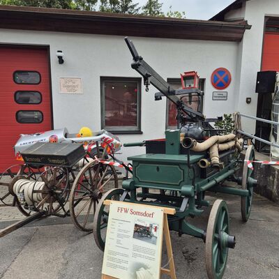 Handdruckspritze, ausgestellt vor dem Ger�tehaus in Somsdorf