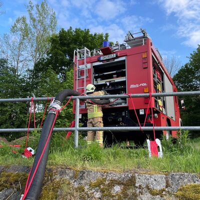 Wasserf�rderung aus offenem Gew�sser mit dem L�schgruppenfahrzeug