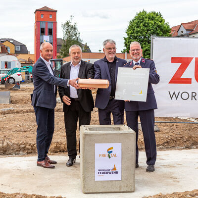 Peer Monte (Z�blin Bereichsleiter Sachsen), Landrat Michael Geisler, Oberb�rgermeister Uwe Rumberg und Stadtwehrleiter Sven Heisig  (v. l. n. r.) beim Versenken der Kapsel.