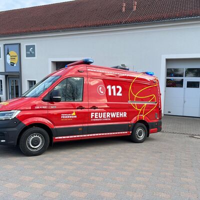 Der neue Einsatzleitwagen vor dem Standort der Stadtteilfeuerwehr am Dorfplatz in Freital-Pesterwitz