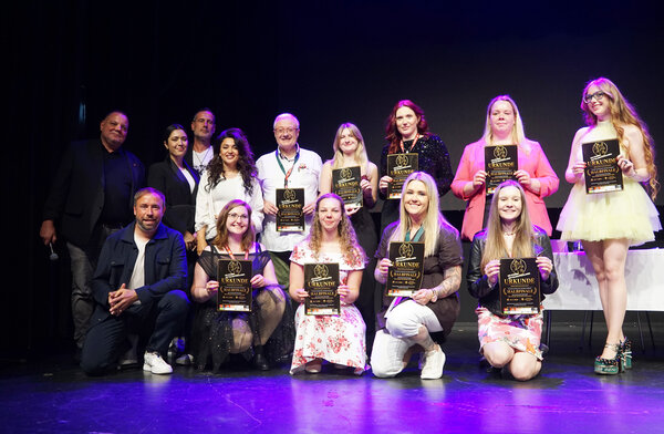 Die Jury mit den Halbfinalisten beim Vorausscheid am 14. Juni 2026 in Coswig