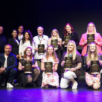 Die Jury mit den Halbfinalisten beim Vorausscheid am 14. Juni 2026 in Coswig