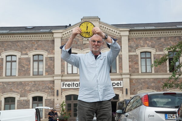 Oberb�rgermeister Uwe Rumberg vor dem B�rgerb�ro am Bahnhof Potschappel