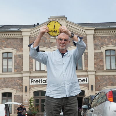 Oberb&uuml;rgermeister Uwe Rumberg vor dem B&uuml;rgerb&uuml;ro am Bahnhof Potschappel