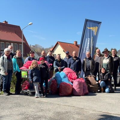 Auch beim Fr�hjahrsputz setzen sich die Feuerwehrleute f�r die Gemeinschaft und das Stadtbild ein.