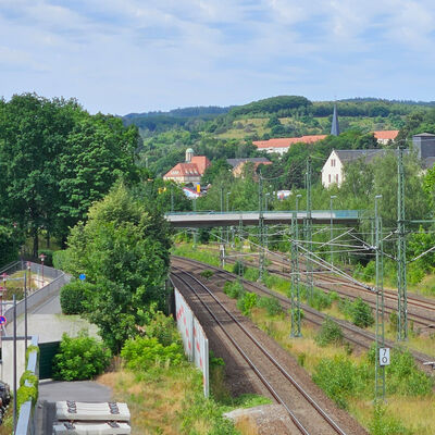 Die Fu&szlig;g&auml;nger- und Radfahr-Br&uuml;cke &uuml;ber die Bahn an der Gutenbergstra&szlig;e muss abgerissen werden.