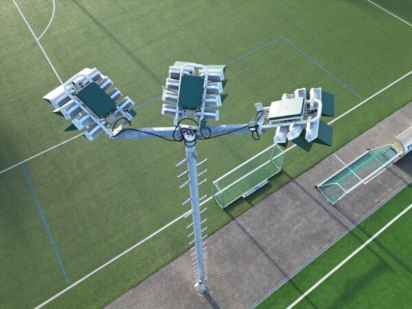 Moderne LED-Flutlichtanlage f�r Sportplatz in Wurgwitz