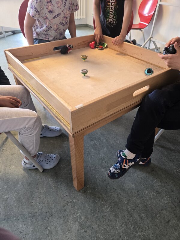 Die neue Beyblade-Arena auf dem Upcyglingtisch
