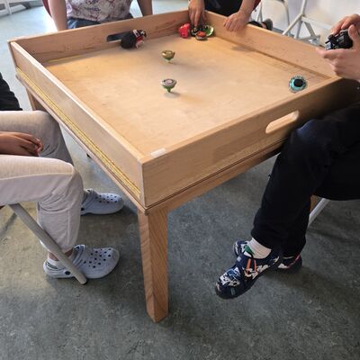 Die neue Beyblade-Arena auf dem Upcyglingtisch