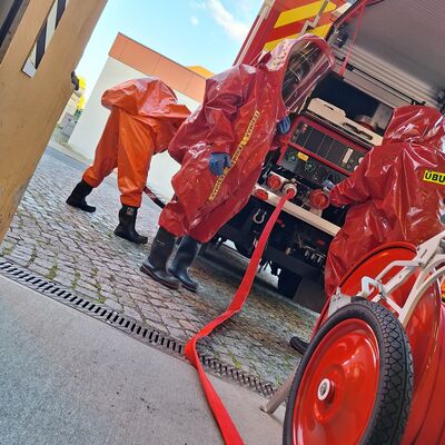 �bung mit Chemikalienschutzanzug