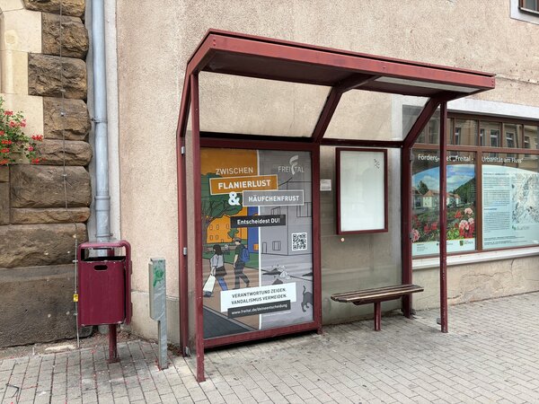 CLP-Plakat an einer Freitaler Bushaltestelle