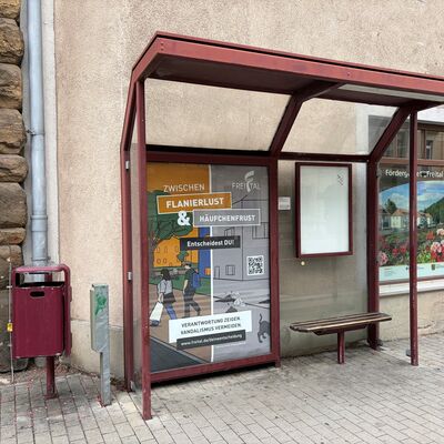 CLP-Plakat an einer Freitaler Bushaltestelle
