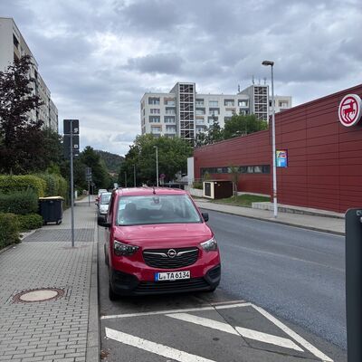 Teilauto-Station in Freital-Zauckerode an der Oppelstra�e H�he Edeka