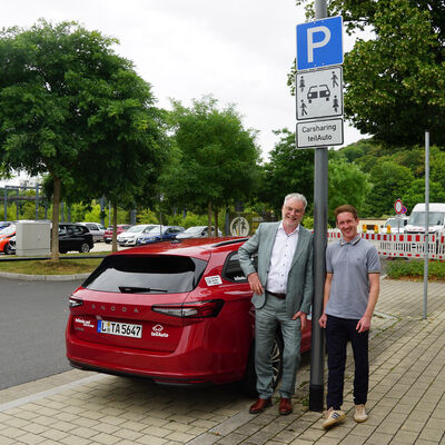 Oberb�rgermeister Uwe Rumberg (l.) und teilAuto-Regionalleiter Marcus Buchfeld am neuen Standort Neumarkt