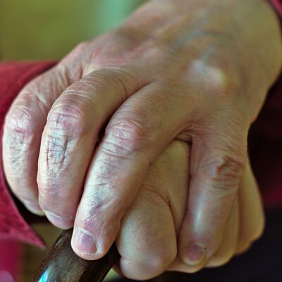 11082974-hands-6341381_1920