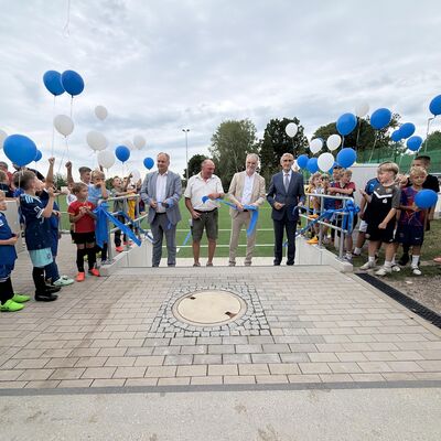 Dresdens Oberb�rgermeister Dirk Hilbert, der Vorsitzende des SV Pesterwitz, Steffen Sch�tz, Oberb�rgermeister Uwe Rumberg und Sachsens Sportminister Armin Schuster (v. l. n. r.) beim Durchschneiden des Bandes