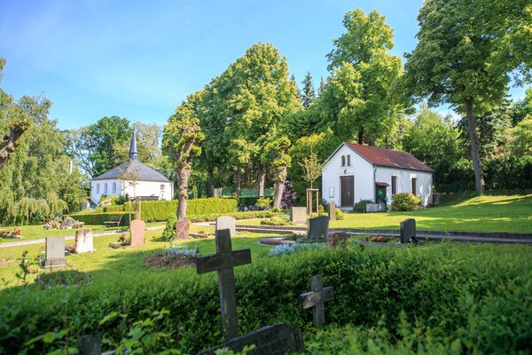 An der Trauerhalle (Hintergrund) auf dem kommunalen Friedhof wird gebaut.