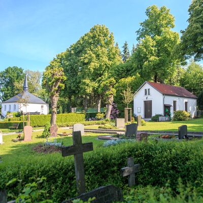 An der Trauerhalle (Hintergrund) auf dem kommunalen Friedhof wird gebaut. 