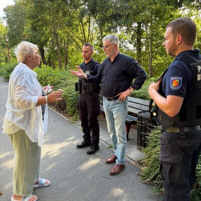 Der Oberb�rgermeister auf Tour mit dem Gemeindlichen Vollzugsdienst, um mit Hundehaltern ins Gespr�ch zu kommen und f�r eine saubere Stadt zu werben.