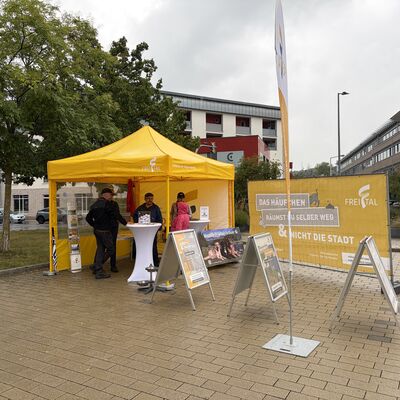 Stand auf dem Freitaler Wochenmarkt im Rahmen Aktionswoche gegen Hundekot