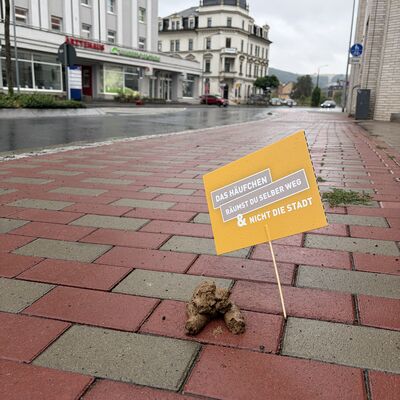 Mit kleinen Schildern wird im Stadtgebiet direkt an den Problemstellen auf das Thema aufmerksam gemacht.
