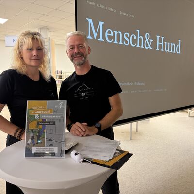 Die beiden Hundetrainer Manuela und J�rg Ulbricht aus Freital in der Stadtbibliothek