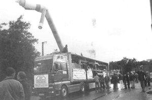 Einer der gestalteten Wagen bei der City-Parade 2001