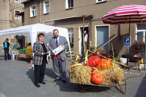 Oberb&uuml;rgermeister Klaus M&auml;ttig gratuliert Regine Docter zum Gesch&auml;ftsjubil&auml;um.