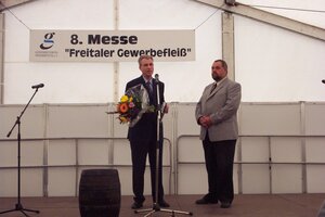 Oberb&uuml;rgermeister Klaus M&auml;ttig (r.) bei der Preis&uuml;bergabe an R&uuml;diger Winterhager
