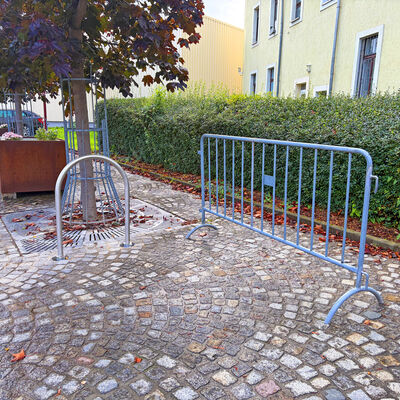 Auf dem Bahnhofsvorplatz in Potschappel werden die alten Absperrgitter durch Abgrenzungsb�gel ersetzt.