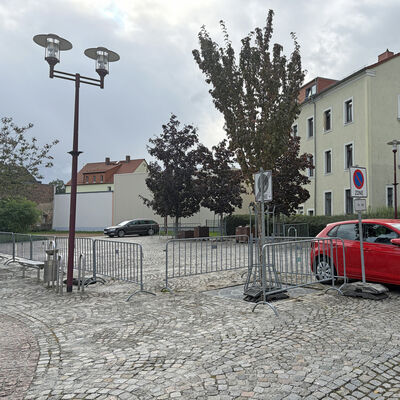 Bahnhofsvorplatz in Potschappel mit den bestehenden unansehnlichen Absperrgittern
