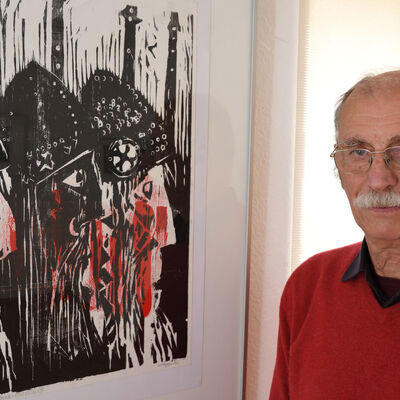 Horst Hoppe vor einem seinem Werke (Drei Wikinger), aufgenommen anlässlich einer Ausstellung 2019 im Einnehmerhaus zu seinem 85. Geburtstag.