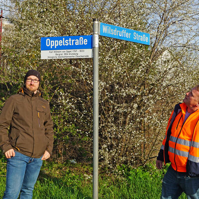 Silvio Messerschmidt (l.), Amtsleiter des Stadtbauamtes und Bauhofleiter Jens Straube (r.) am ersten der angebrachten neuen Straßenschilder an der Oppelstraße.