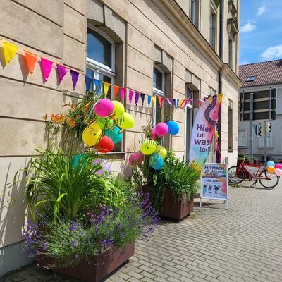 Ein Haus dekoriert mit Luftballons, Wimpeln und Blumenk&auml;sten